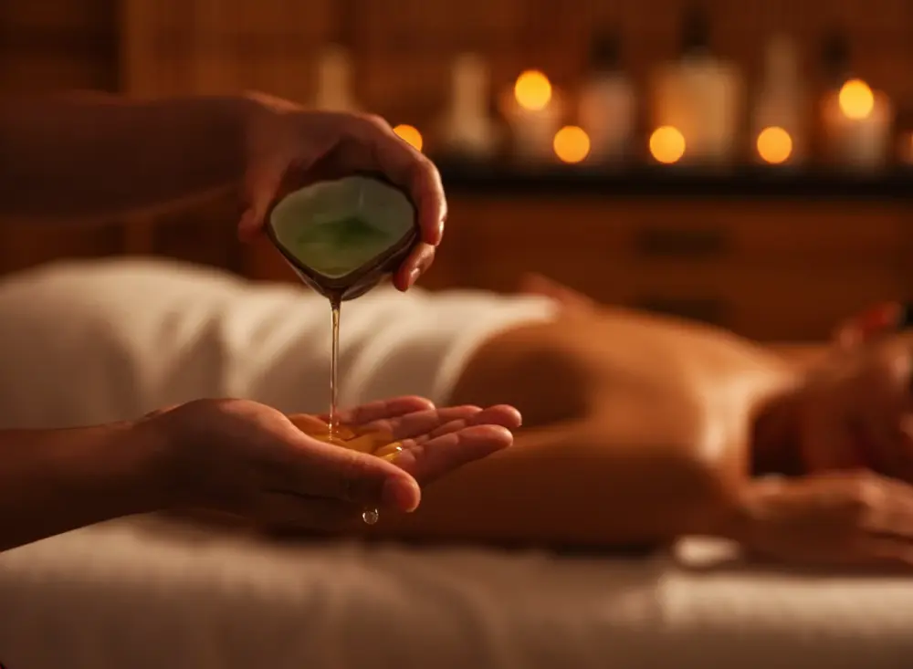 นวดน้ำมันหอมระเหย (Aromatherapy Massage with Essential Oils)